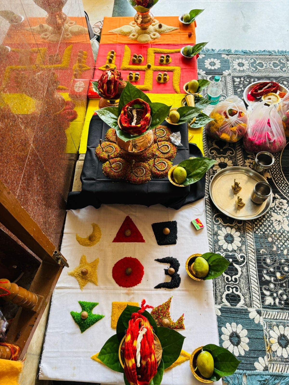 पूजा के लिए सजाई गई वैदिक सामग्री और कलश